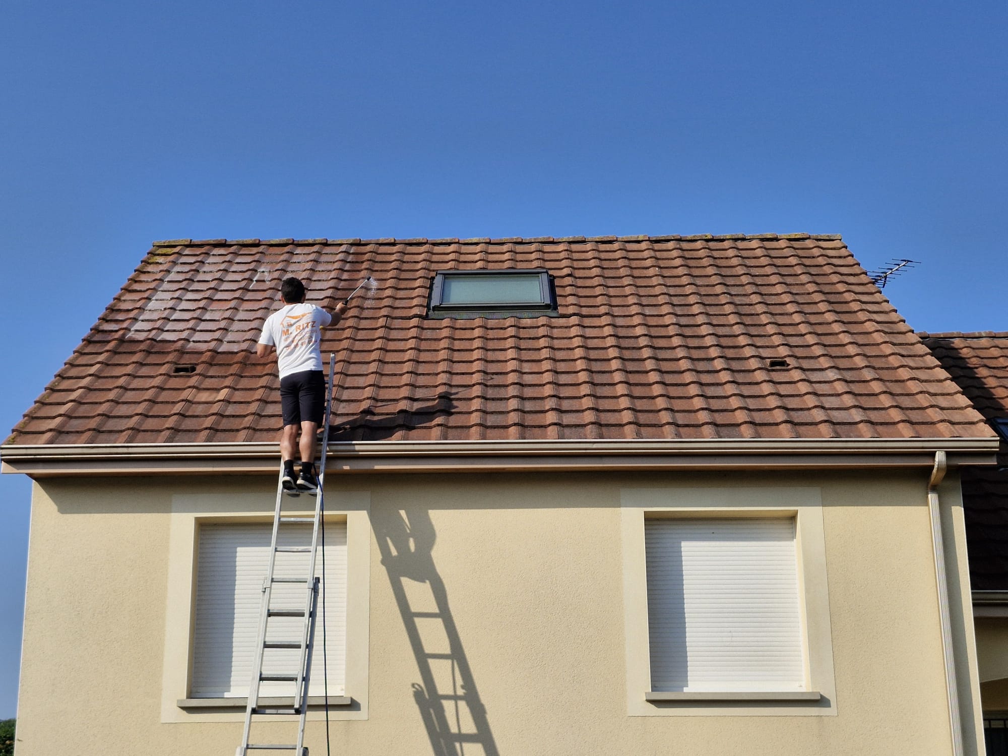 Application d'un hydrofuge à effet perlant sur une toiture paloise